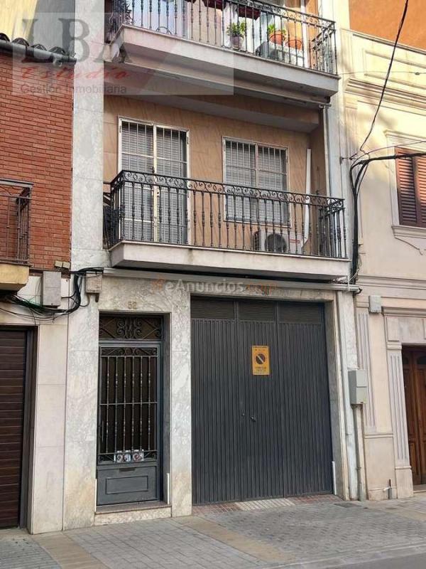 VIVIENDA CON GARAJE INCLIUDO.